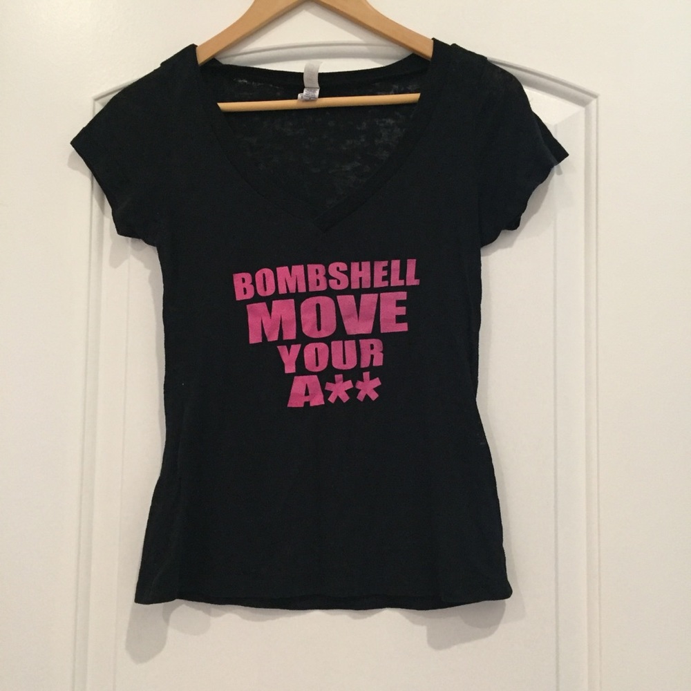 🌻 V-neck black t-shirt